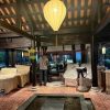Đèn lồng vải củ tỏi vàng trang trí resort