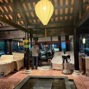 Đèn lồng vải củ tỏi vàng trang trí resort